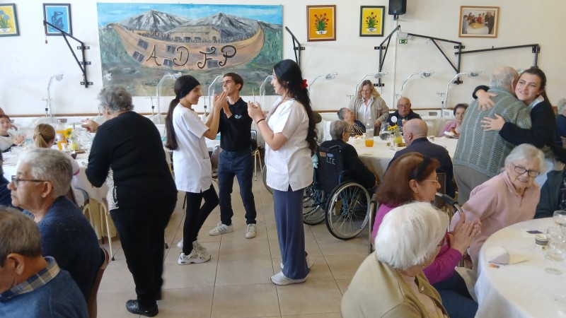 Almoço de Páscoa «gourmet» e inclusivo promovido pela Fundação ADFP reúne cerca de 120 seniores numa tarde de convívio, partilha e alegria!