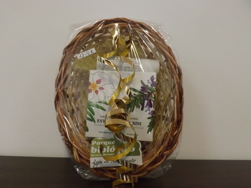 Conjunto Cesto em Vime + Sabonete de Banho Esteva e Alecrim - 100g + Bálsamo Labial Hortelã-Pimenta - 5ml